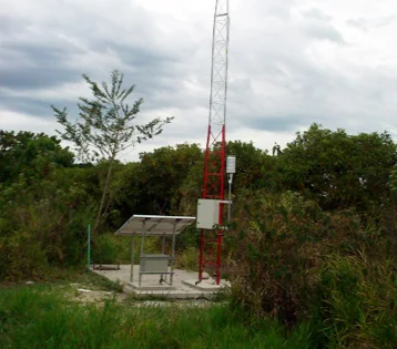 torre con sistema de meteorologia EMAS