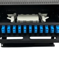 ODF X12 CORES LC/SC, equipado con conectores LC o SC simplexde color azul, ideal para paneles de distribución óptica.