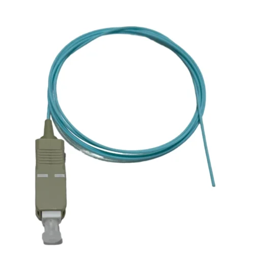 Pigtail SC/UPC multimodo OM4 de 1 metro con chaqueta aqua, ideal para empalmes rápidos y precisos.