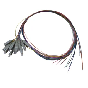 12 pigtails SC/UPC multimodo con codificación por colores y cables de 0.9mm LSZH.