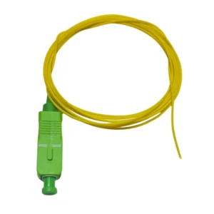 Pigtail SC/APC monomodo con conector verde angular y chaqueta amarilla, ideal para baja pérdida de retorno.