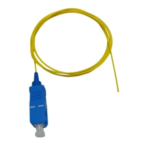 Pigtail SC/UPC monomodo con conector azul y chaqueta amarilla para aplicaciones de fibra óptica.