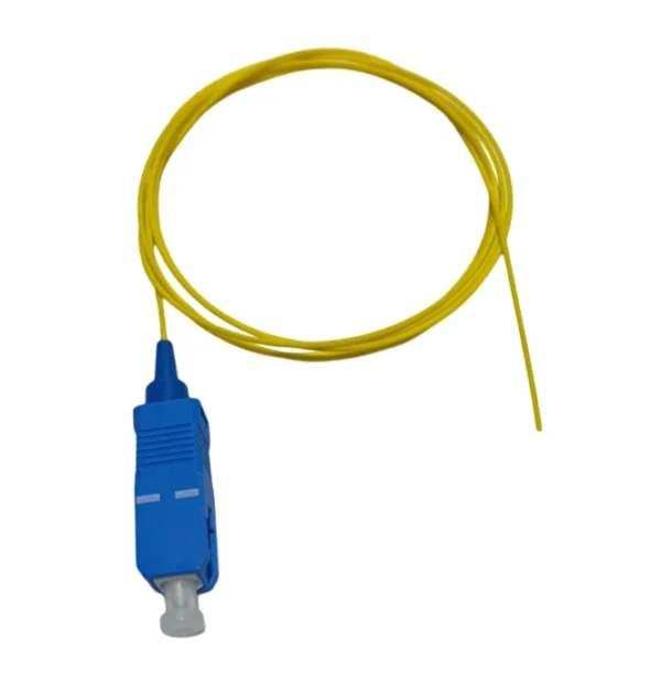 Pigtail SC/UPC monomodo con conector azul y chaqueta amarilla para aplicaciones de fibra óptica.