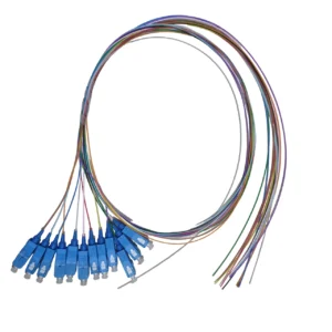 Conjunto de pigtails SC/UPC monomodo de 0.9mm con chaquetas de colores, ideales para empalmes por fusión.